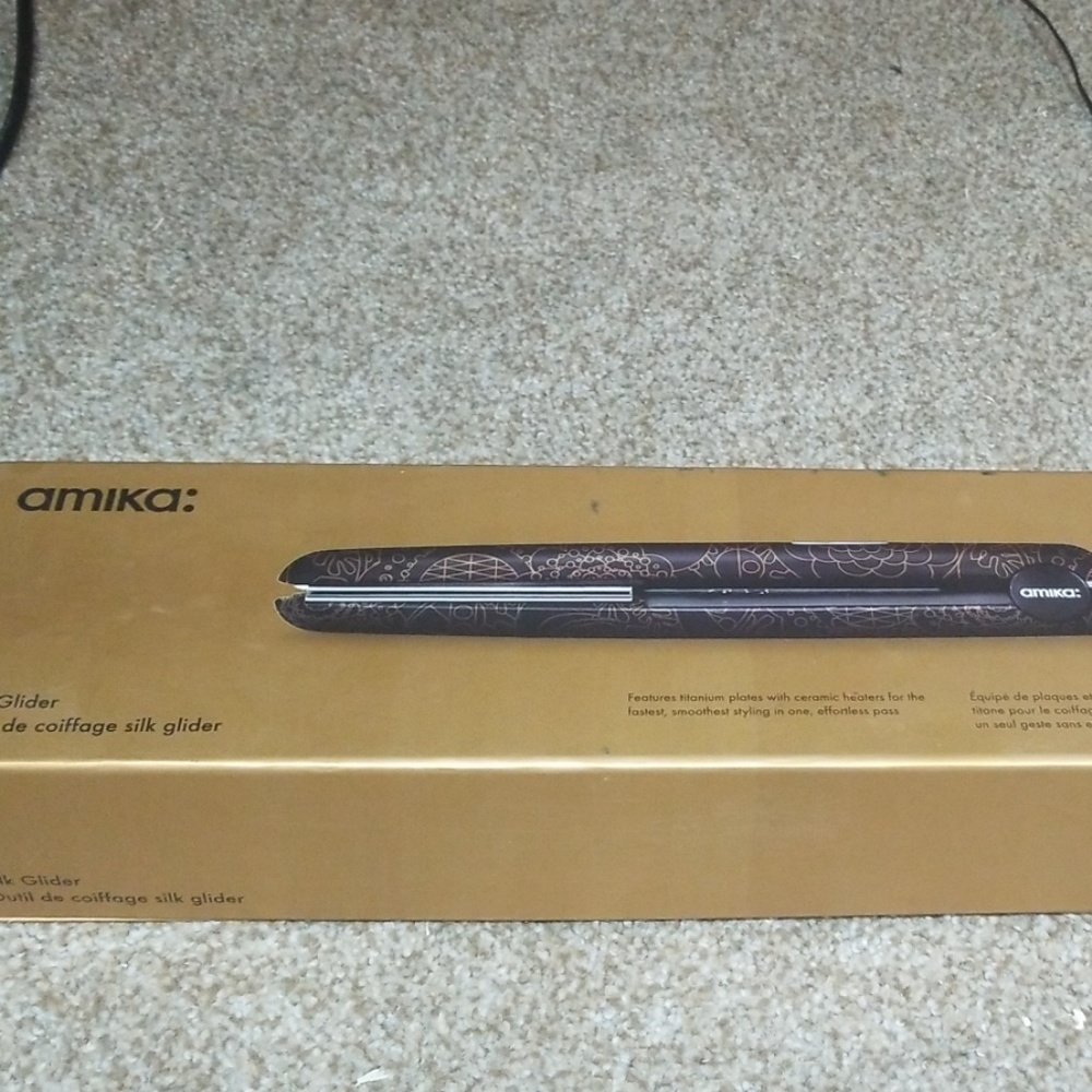 Amika hair straightener